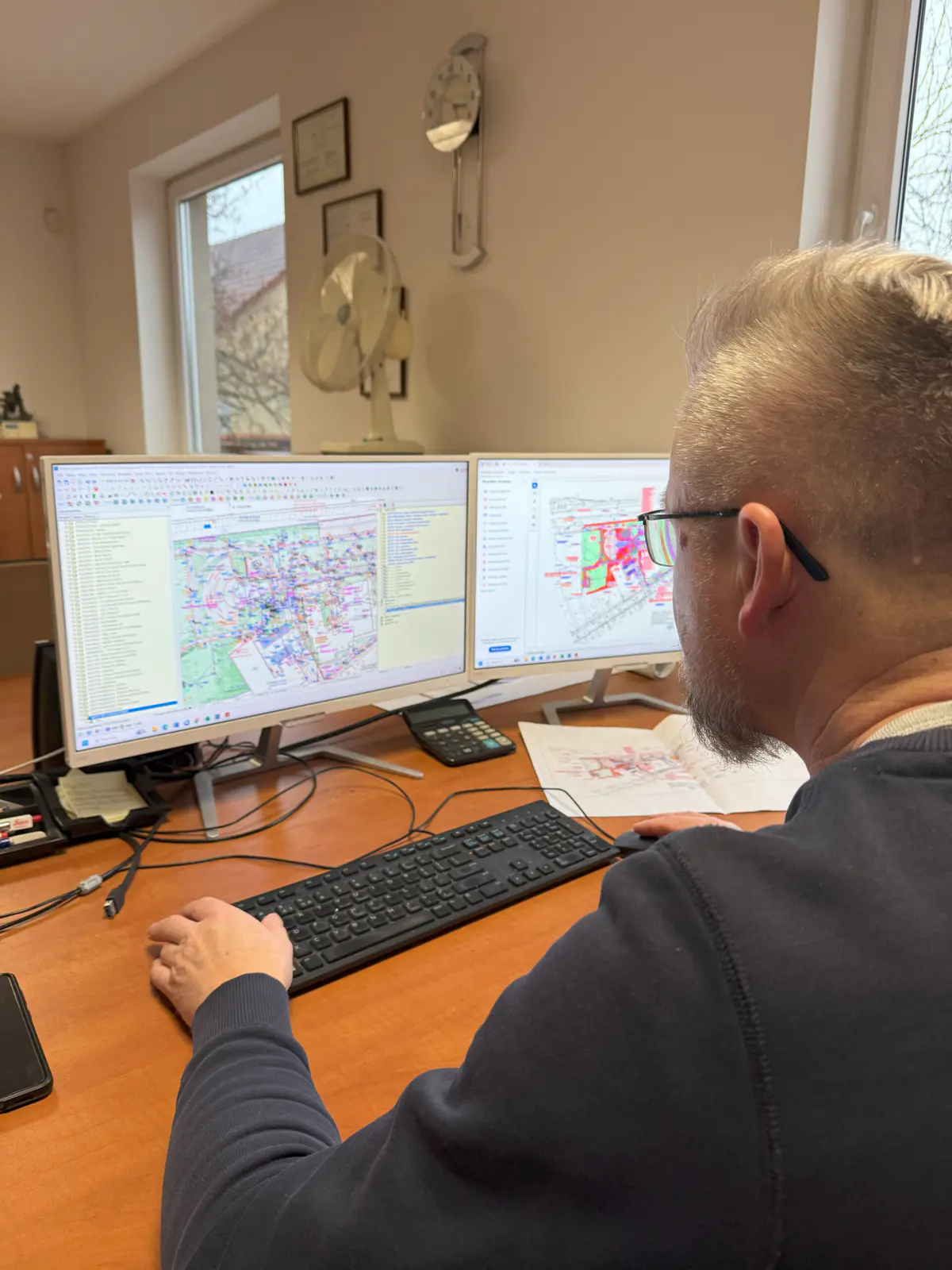 Stanowisko pracy w biurze Kataster – opracowanie mapy na komputerze