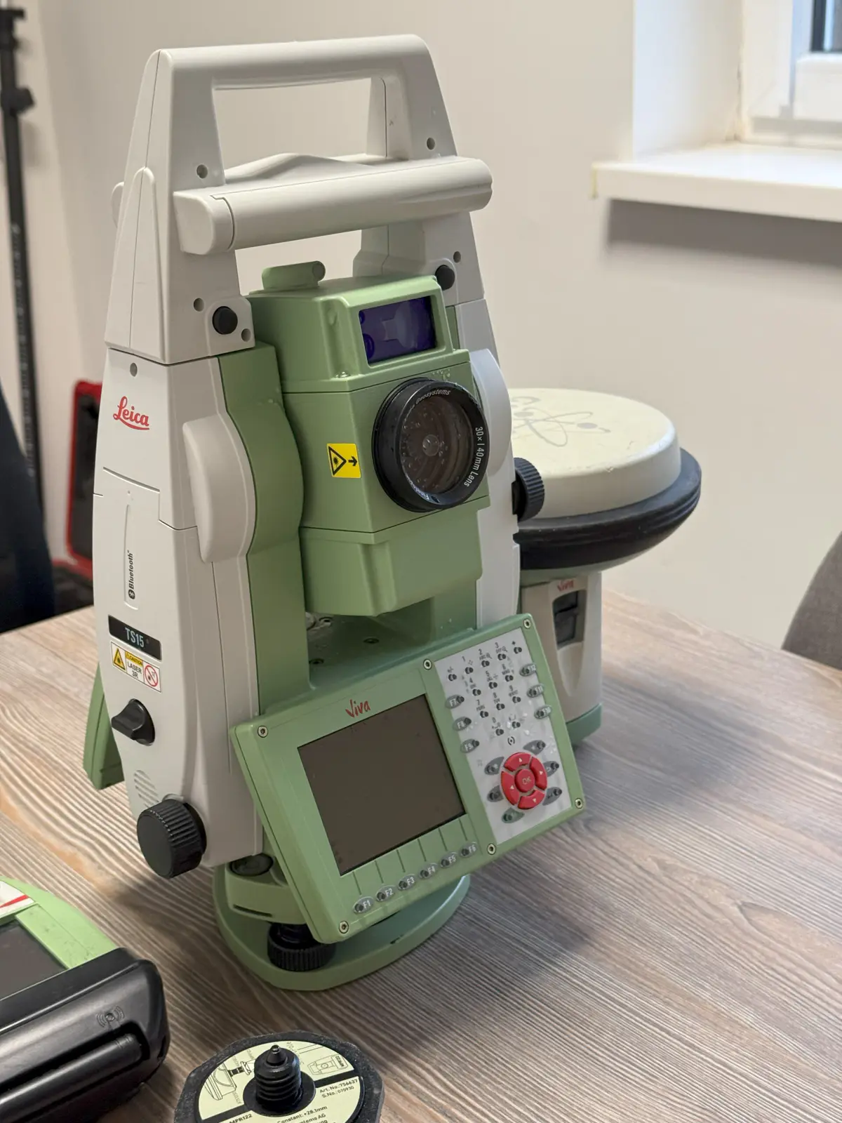 Tachimetr robotyczny Leica Viva TS15 z kontrolerem