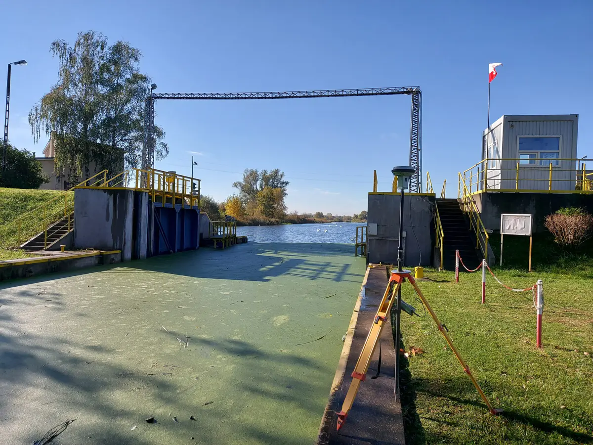 Odbiornik GNSS na statywie przy jazie – pomiary systemu monitorowania zagrożeń powodziowych