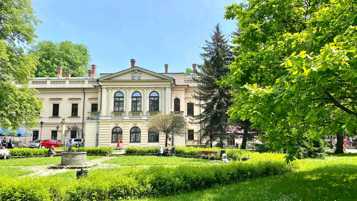 Zabytkowy park z pałacem