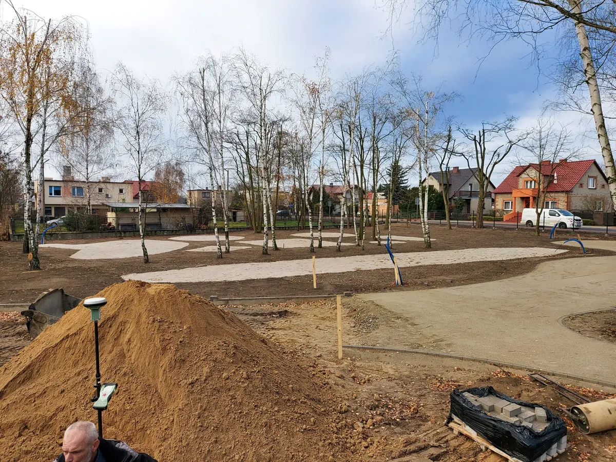 Pomiar odbiornikiem GNSS na budowie terenu rekreacyjnego