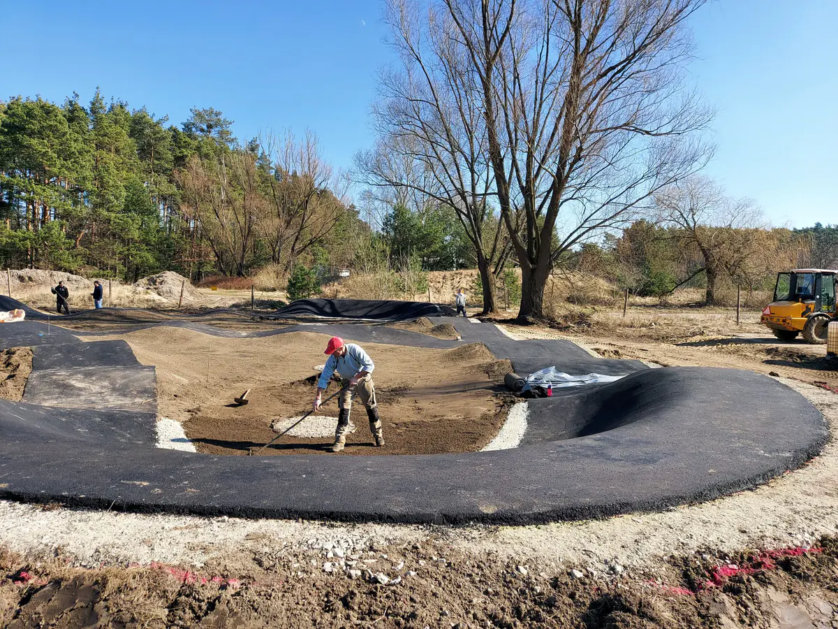 Budowa toru pumptrack – prace wykończeniowe nawierzchni
