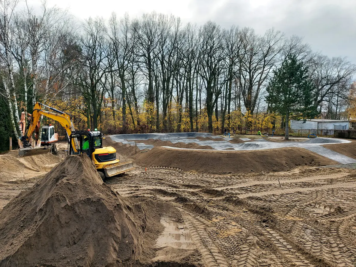 Budowa toru pumptrack – prace ziemne