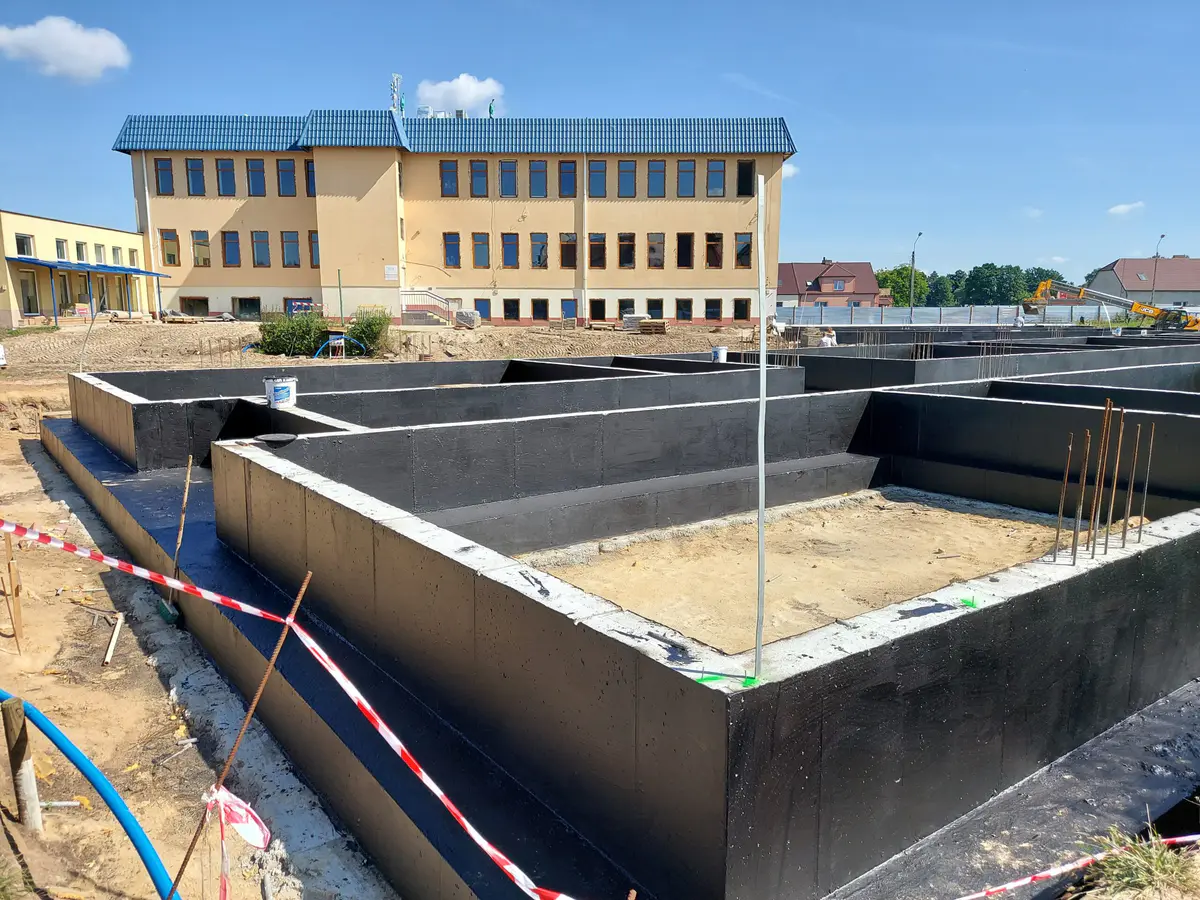 Fundamenty sali gimnastycznej przy budynku szkoły