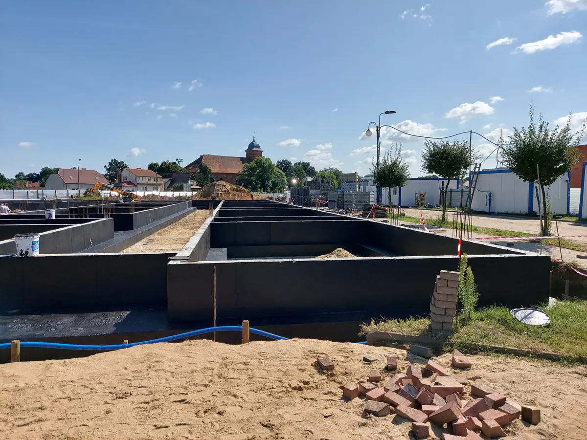 Fundamenty sali gimnastycznej – prace budowlane przy szkole